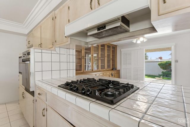 913 Elizabeth Court, Bakersfield, CA 93308