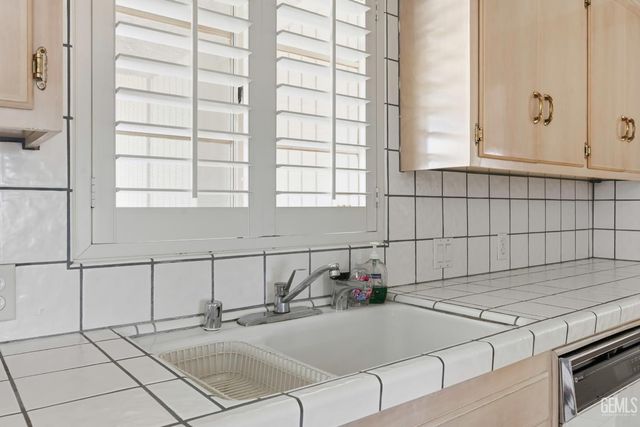 913 Elizabeth Court, Bakersfield, CA 93308