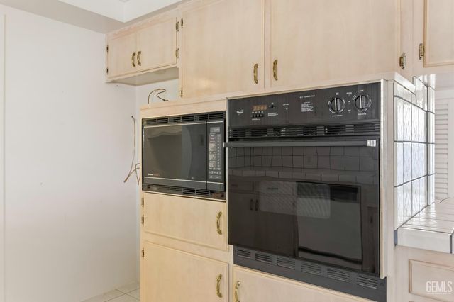 913 Elizabeth Court, Bakersfield, CA 93308