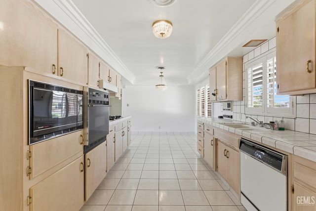 913 Elizabeth Court, Bakersfield, CA 93308