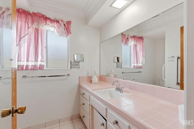 913 Elizabeth Court, Bakersfield, CA 93308