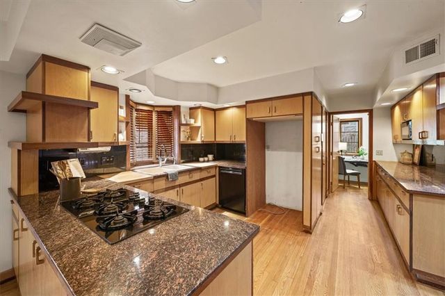 6600 Overhill Road, Mission Hills, KS 66208