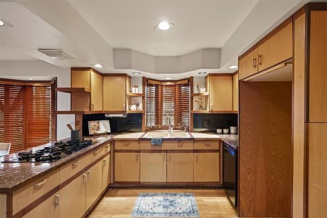 6600 Overhill Road, Mission Hills, KS 66208