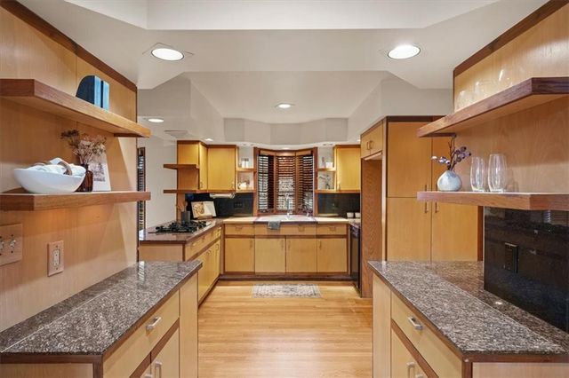 6600 Overhill Road, Mission Hills, KS 66208