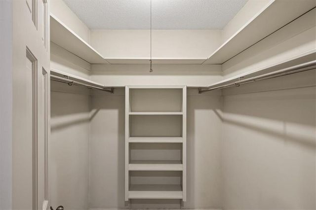 6600 Overhill Road, Mission Hills, KS 66208