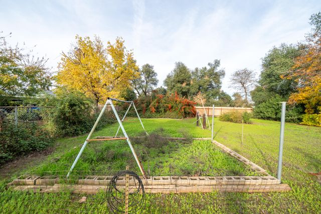 1209 C Street, Redding, CA 96002