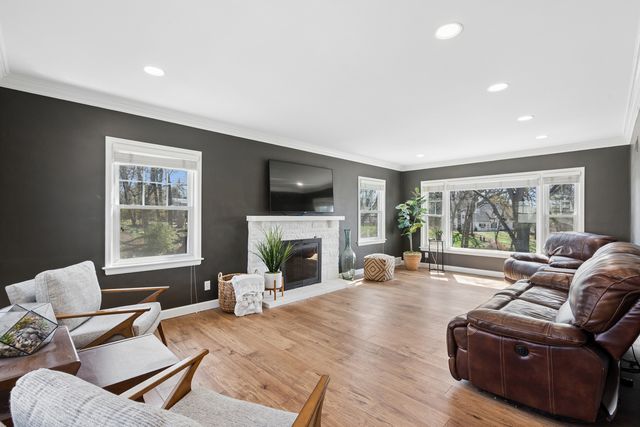 315 Crestline Drive, Bettendorf, IA 52722