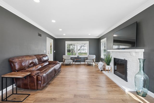 315 Crestline Drive, Bettendorf, IA 52722