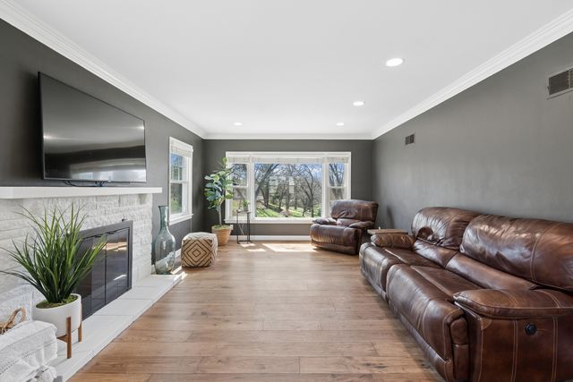 315 Crestline Drive, Bettendorf, IA 52722