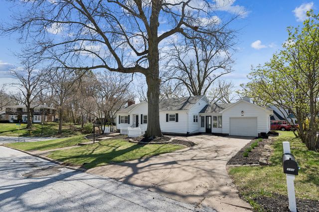 315 Crestline Drive, Bettendorf, IA 52722