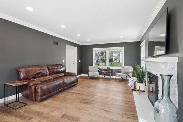 315 Crestline Drive, Bettendorf, IA 52722