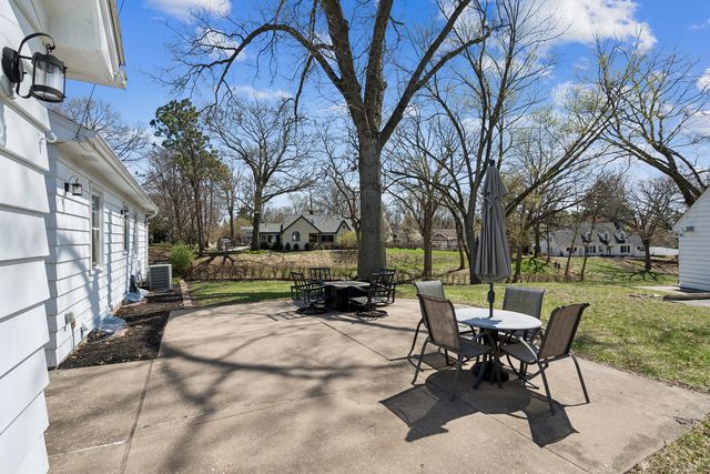 315 Crestline Drive, Bettendorf, IA 52722