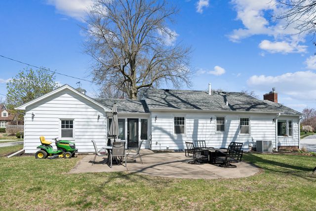 315 Crestline Drive, Bettendorf, IA 52722