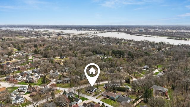 315 Crestline Drive, Bettendorf, IA 52722