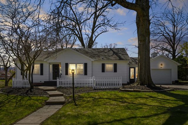 315 Crestline Drive, Bettendorf, IA 52722