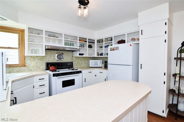 906 Davis Avenue, Cuyahoga Falls, OH 44221