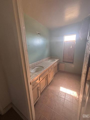 10648 Mountain View Road, Bakersfield, CA 93307
