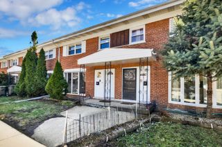 8852 Robin Drive E, Des Plaines, IL 60016