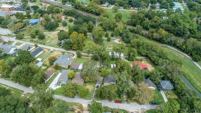 421 E Park Street, Alvin, TX 77511