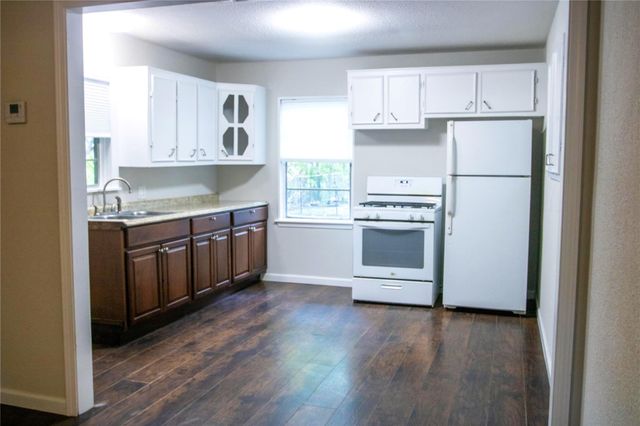 421 E Park Street, Alvin, TX 77511