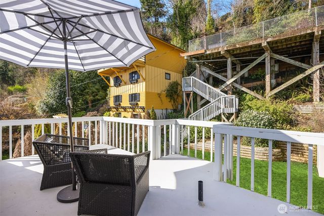5430 Rockaway Beach Road NE, Bainbridge Island, WA 98110