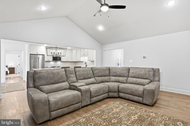 180 SACHEM HL, Hedgesville, WV 25427