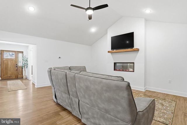 180 SACHEM HL, Hedgesville, WV 25427