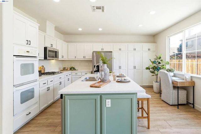 2324 Fortuna Ln, Tracy, CA 95377