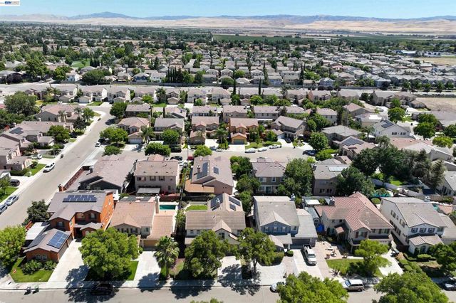 2324 Fortuna Ln, Tracy, CA 95377