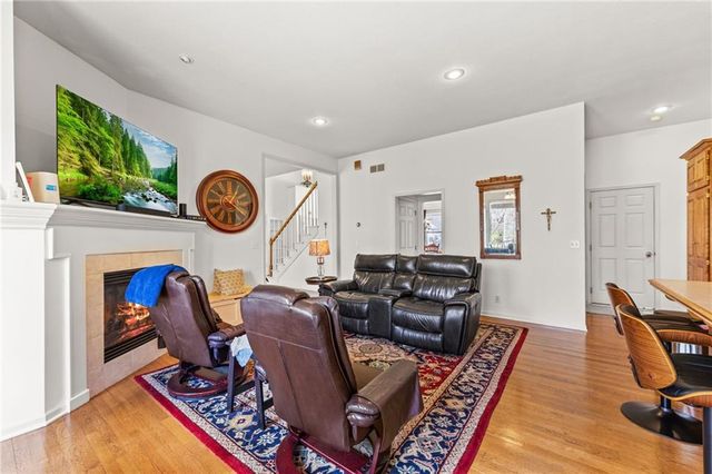10400 River Hills Drive, Parkville, MO 64152