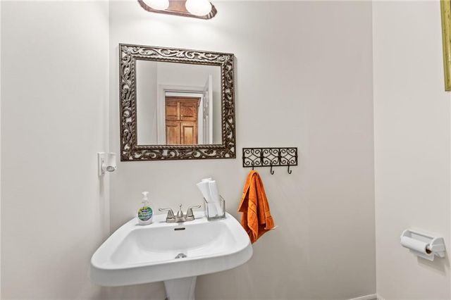 10400 River Hills Drive, Parkville, MO 64152