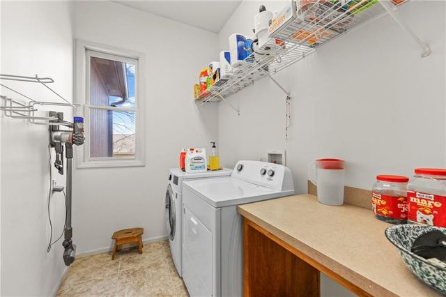 10400 River Hills Drive, Parkville, MO 64152