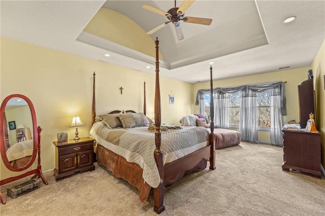 10400 River Hills Drive, Parkville, MO 64152
