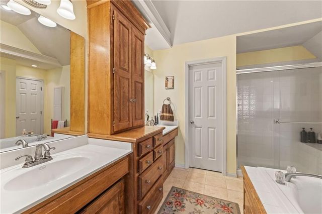 10400 River Hills Drive, Parkville, MO 64152