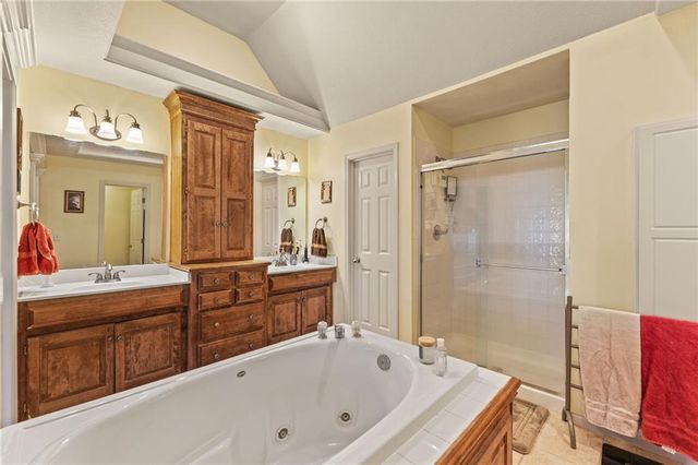 10400 River Hills Drive, Parkville, MO 64152