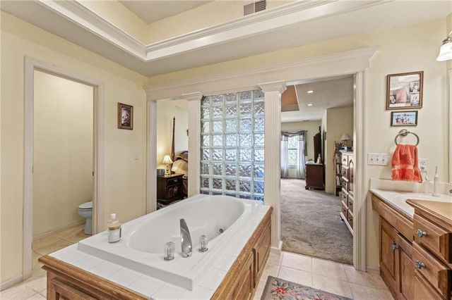10400 River Hills Drive, Parkville, MO 64152