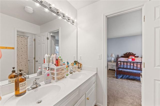 10400 River Hills Drive, Parkville, MO 64152