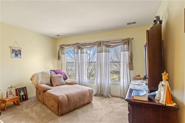 10400 River Hills Drive, Parkville, MO 64152