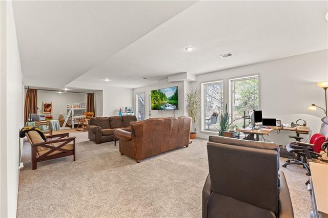 10400 River Hills Drive, Parkville, MO 64152