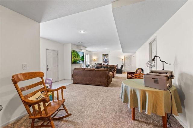 10400 River Hills Drive, Parkville, MO 64152