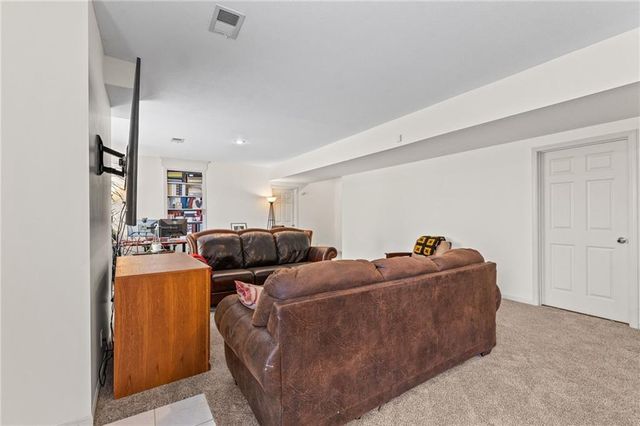 10400 River Hills Drive, Parkville, MO 64152