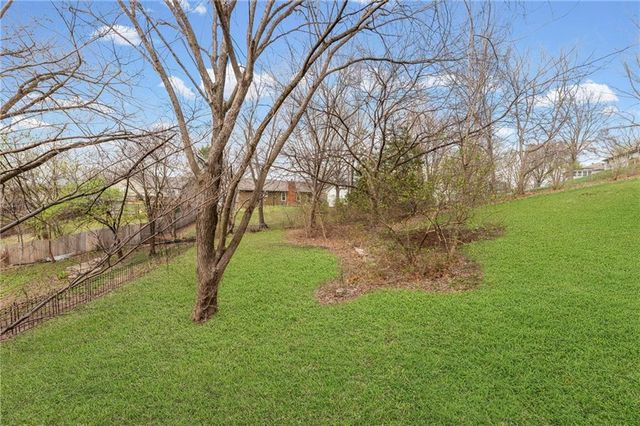 10400 River Hills Drive, Parkville, MO 64152