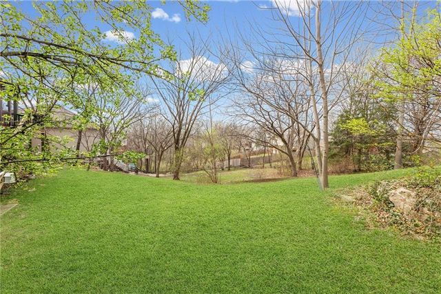 10400 River Hills Drive, Parkville, MO 64152