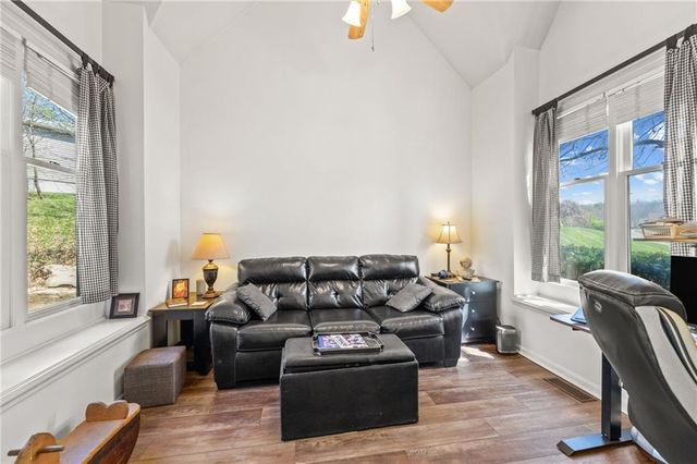 10400 River Hills Drive, Parkville, MO 64152