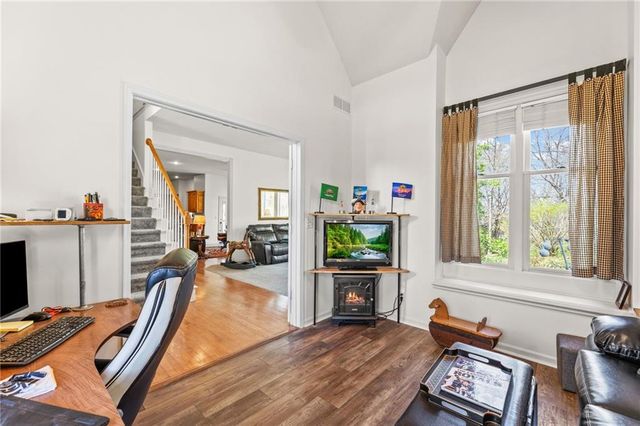 10400 River Hills Drive, Parkville, MO 64152