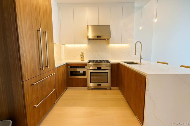 35-32 Leavitt St PH H, Flushing, NY 11354