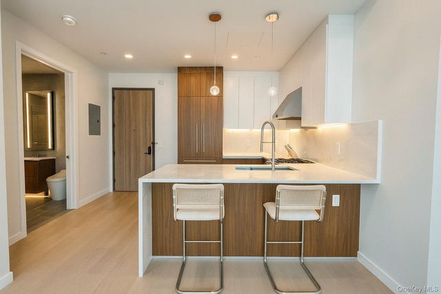 35-32 Leavitt St PH H, Flushing, NY 11354