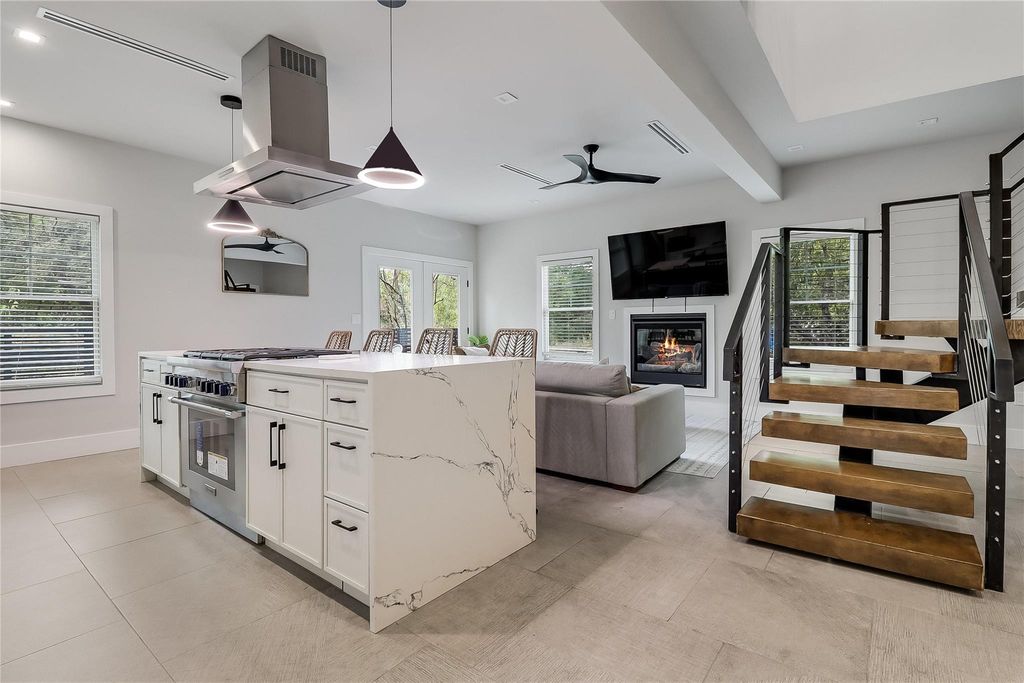 1111 W Annie ST A, Austin, TX 78704