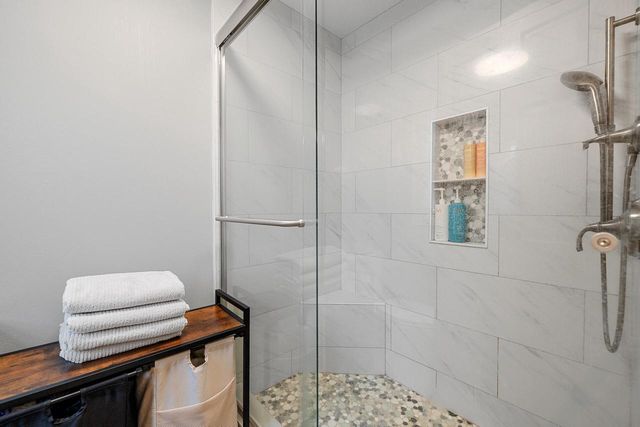 233 Sunnyhill LANE, Oconomowoc, WI 53066