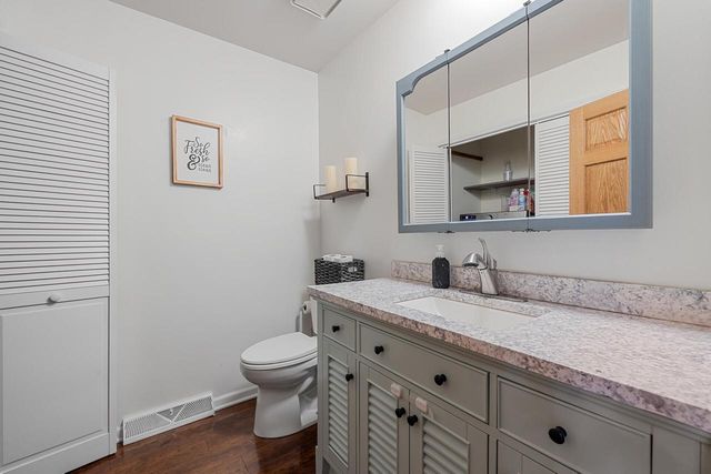 233 Sunnyhill LANE, Oconomowoc, WI 53066